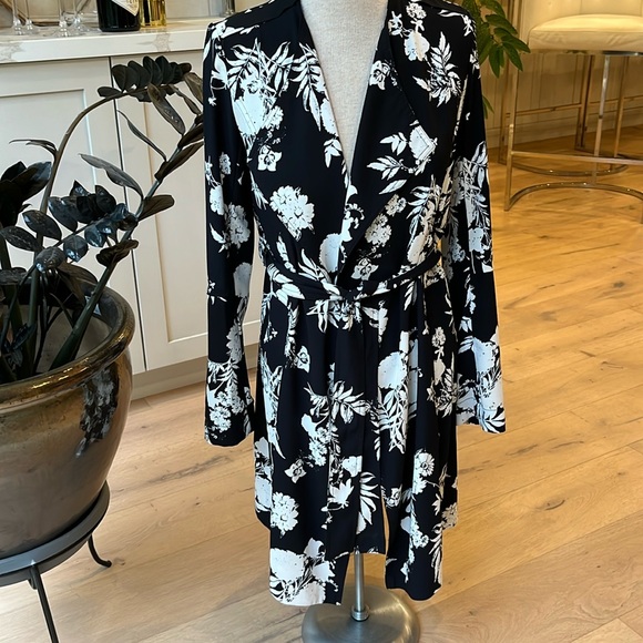 NWOT cinq a sept black and white floral print belted lightweight trench coat. - Picture 1 of 14
